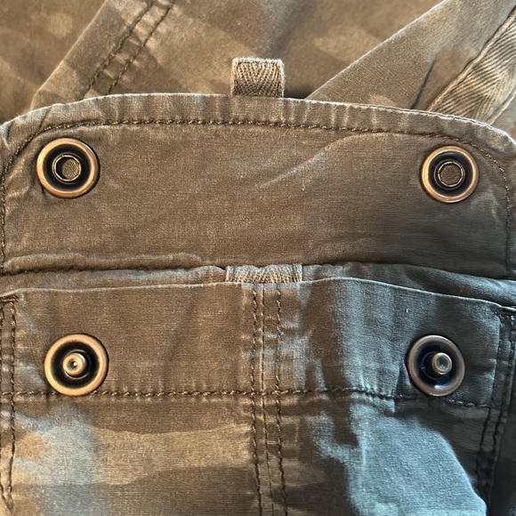 SANCTUARY CAMO CARGO CAPRIS PANT - Size 28 - Adjustable Length - Great condition - Picture 6 of 16